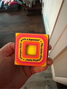Color-Changing Squeeze Cube Toy - Yellow
